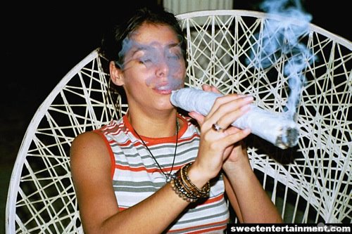 [dwingdwang_massive_huge_joint_weed_chronic_marijuana_pot_hot_girl_smoking_smoke_cigarette_sexy_babe_burning_blazing.jpg]