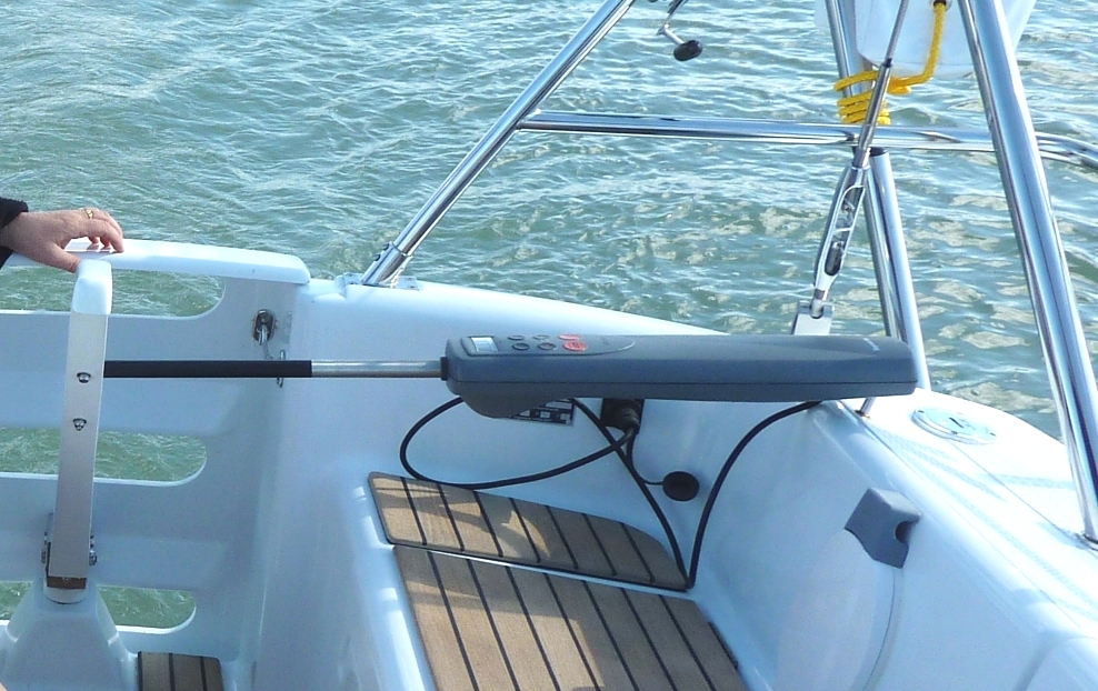 . La Désirade IV Pilotes de barre franche EV100 Tiller et ST 2000