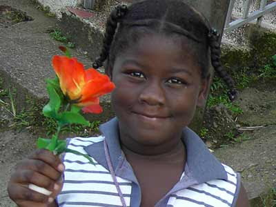 Una flor muestra otra flor. Esta niña de Quibdó iluminaba con su mirada. Sept. 2006