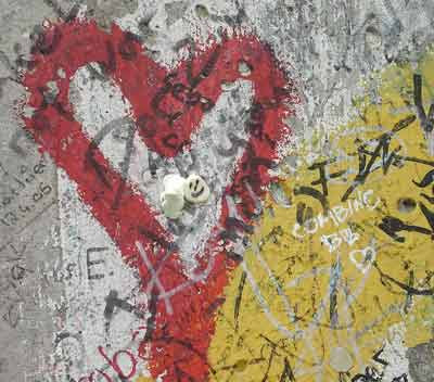Un corazón en medio del dolor del Muro de Berlín. Agosto, 2007