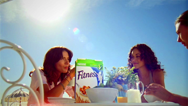 Tres chicas disfrutando de un desayuno Fitness
