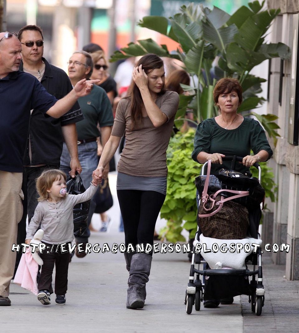 La Familia de Jovovich Anderson Milla Jovovich y Ever 8/9/2009 La Familia de Jovovich Anderson Milla Jovovich y Ever 8/9/2009