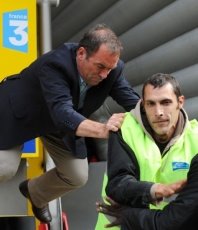 [hinault+protester.jpg]