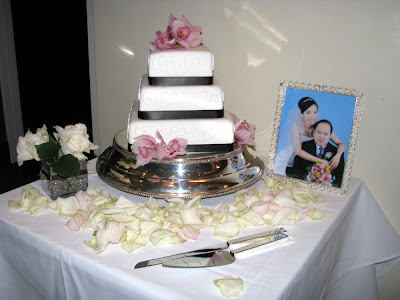 Cake table with Vera Wang cake cutting knife and server Thank you to