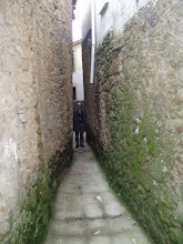 Por estas calles estrechas se llega a la puerta de la 7 herraduras