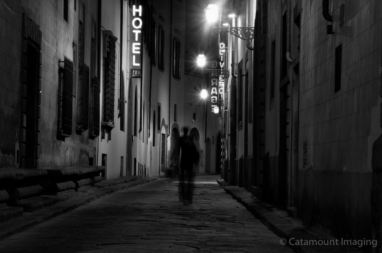 Одинокий парень ночью. Мрачное место. Мрачное освещение. Бледный город little nightmares 2. Следует в темном месте.