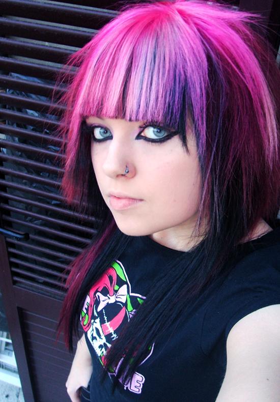 Scene hair. Эмо субкультура 2007. Эмо с розовыми волосами. Эмо черно розовые волосы. Эмо девушки.