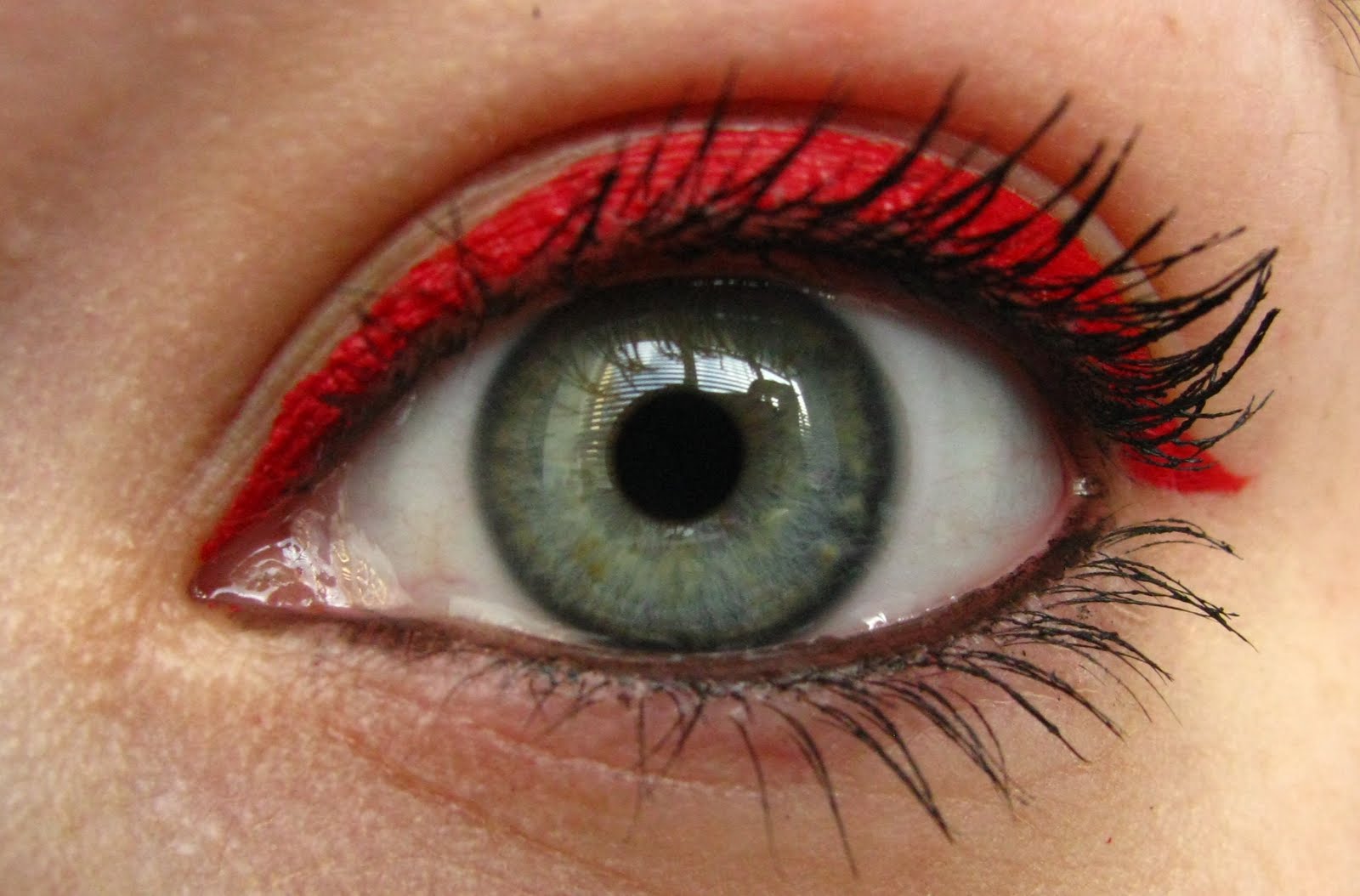 London Beauty Review: Red eyeliner - wearable