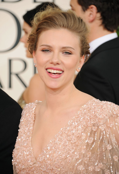 Newly single Scarlett Johansson arrives at the 2011 Golden Globes looking a 