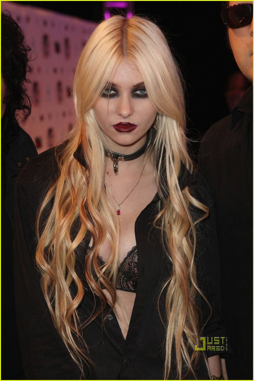 taylor-momsen-mtv-emas-2010-red-carpet-01