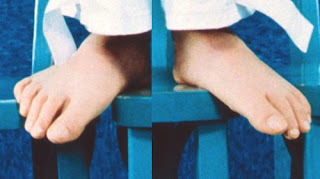 Male Beauty Exposed: Topher Grace Barefoot