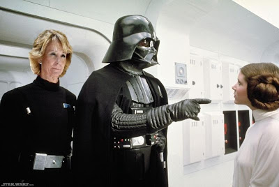 http://4.bp.blogspot.com/_xNZtv4xn0yk/SeaDAf_-M2I/AAAAAAAAD4s/bOh5HpDWf08/s400/Copia+de+Episode_4_Darth_Vader_Points_Leia.jpg