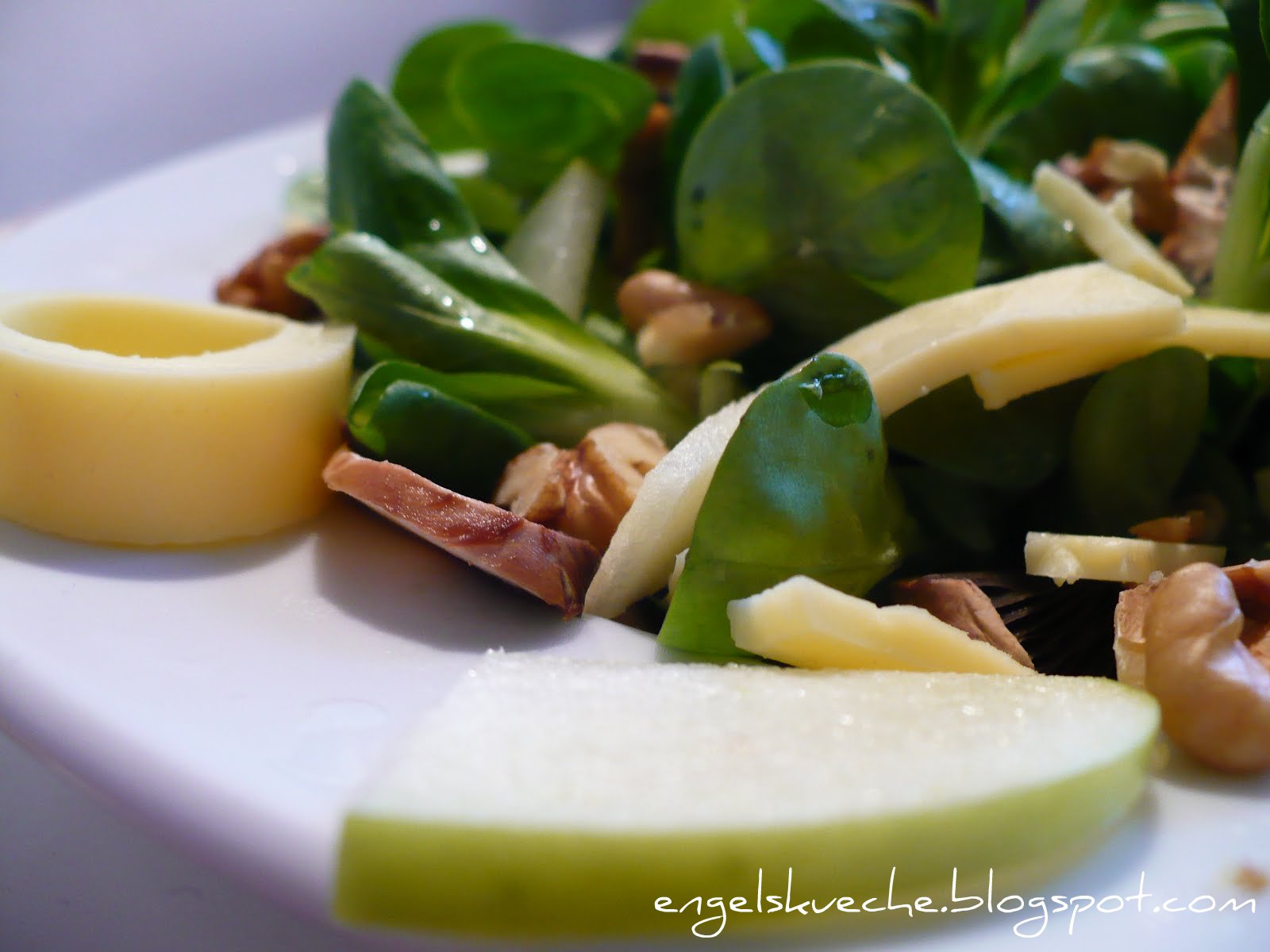 Essen aus Engelchens Küche: Salat mit Käse, Walnüssen, Egerlingen und Apfel