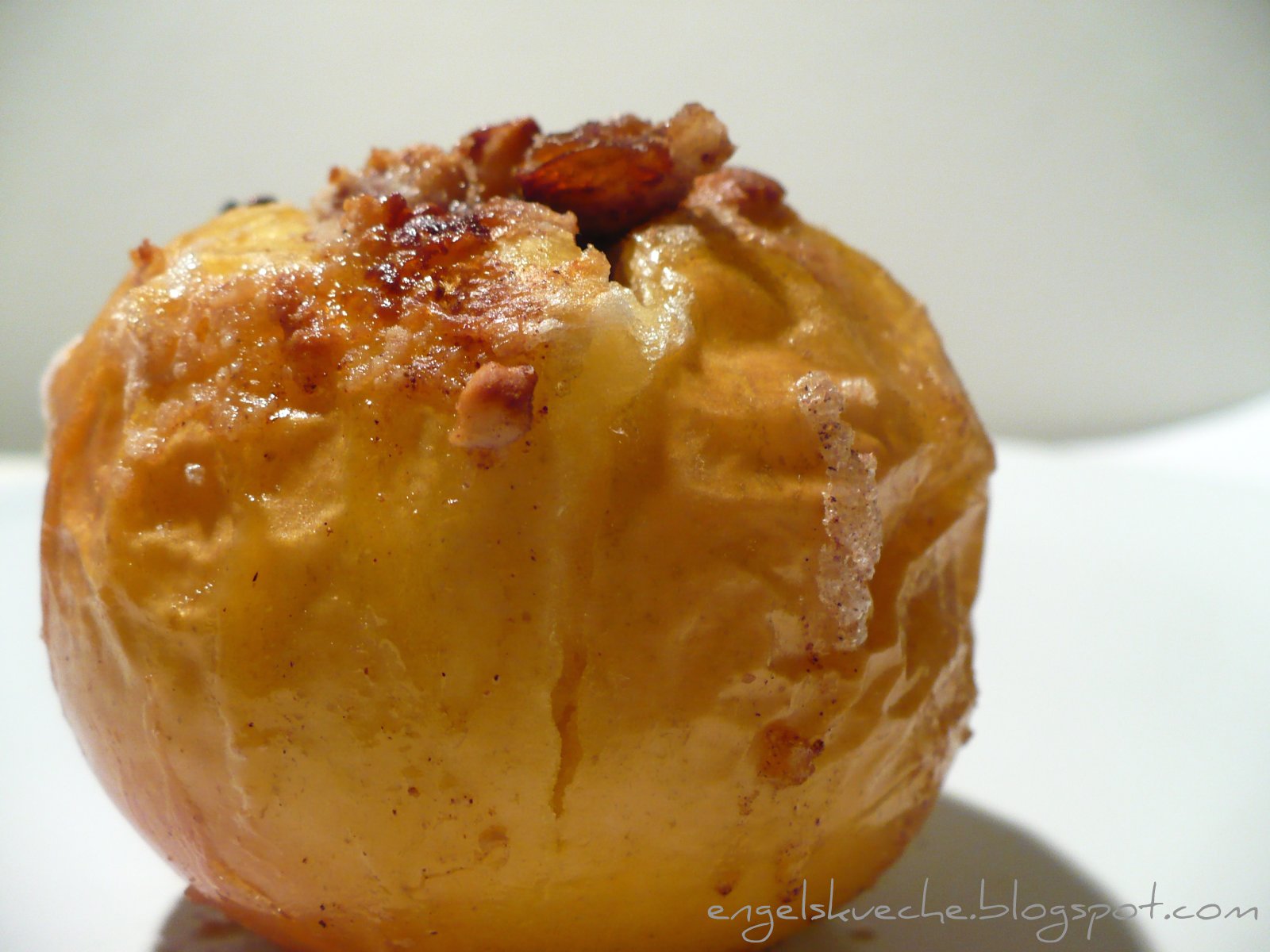 Essen aus Engelchens Küche: Bratapfel mit Marzipan-Nuss-Füllung