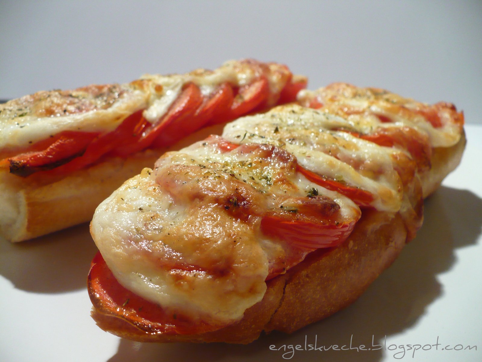 Essen aus Engelchens Küche: Überbackene Tomaten-Mozzarella-Baguettes