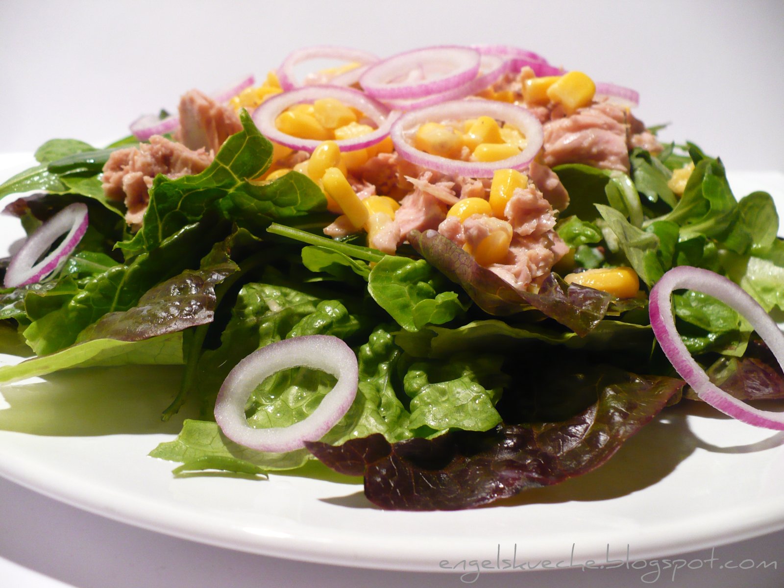 Essen aus Engelchens Küche: Salat mit Thunfisch, Mais und roten Zwiebeln
