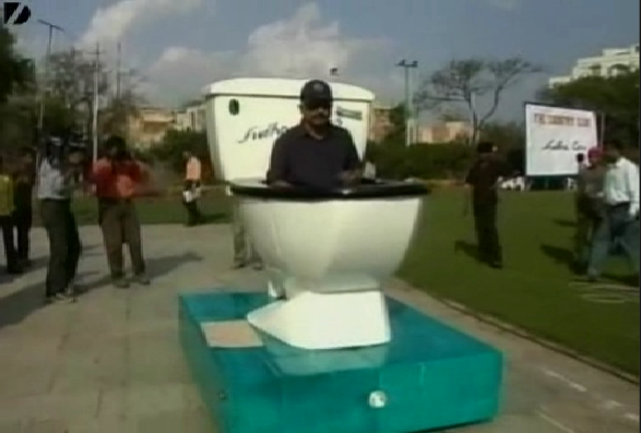 [Man+Invents+Toilet-Shaped+Car.png]