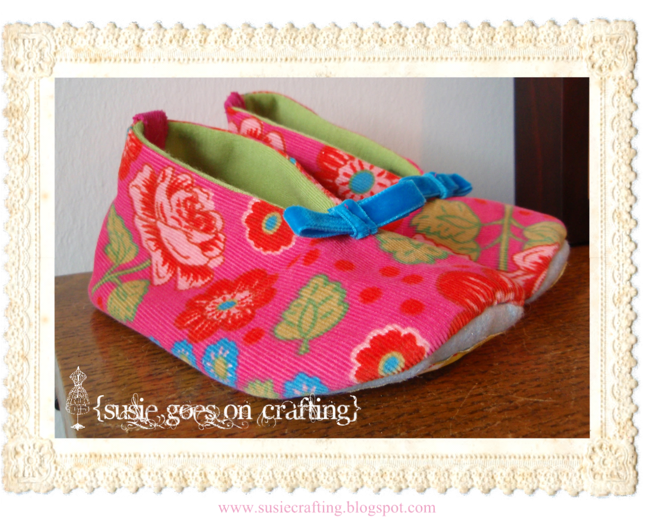 Knit'n'Stitch {Susie goes on crafting} Bitty Booties / Pikkutöppöset