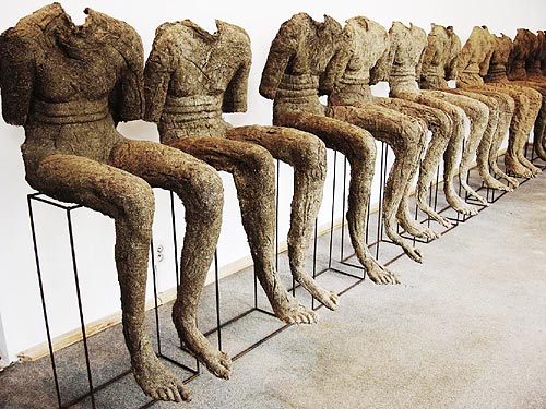 magdalena abakanowicz 12 seated figures