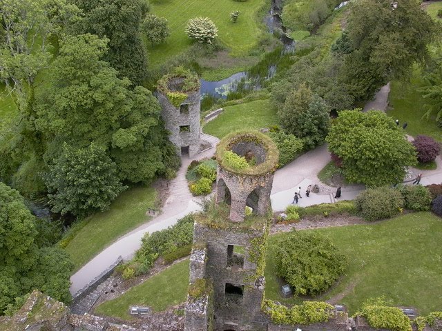 Yeşillikler içerisinde Blarney Kalesinin kuşbakışı görüntüsü