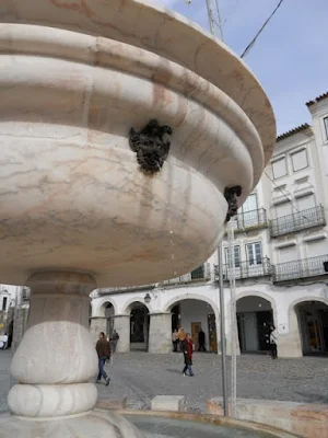 Lisbon day trip to Evora: Fountain