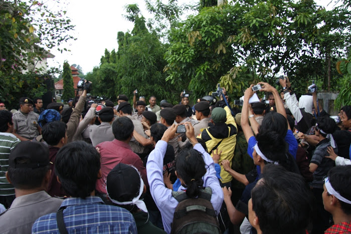 polisi, jangan pukul dan injak kami!