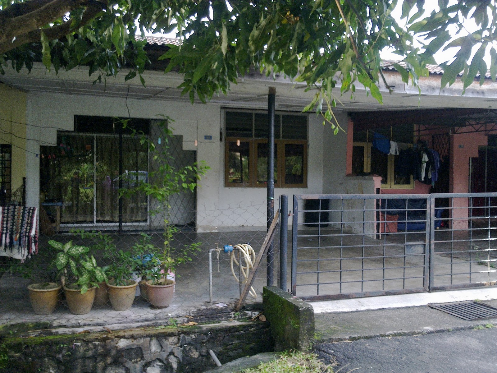 Menawarkan khidmat jual, beli & sewa hartanah Rumah Teres Di Taman