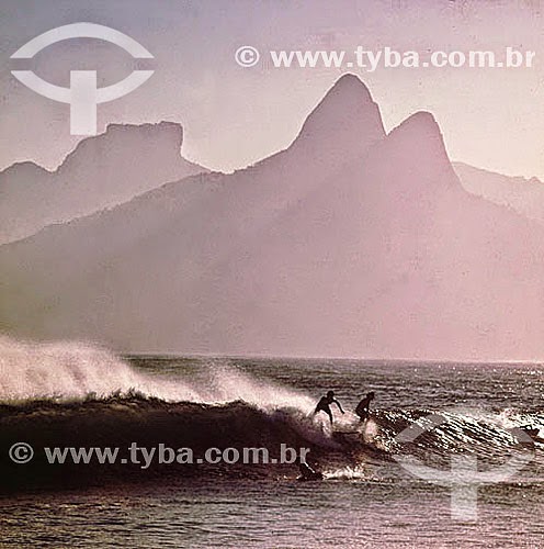 [Surfistas+na+Praia+de+Ipanema+com+a+Pedra+da+Gávea+e+o+Morro+Doois+Irmãos+-+Rio+de+Janeiro.jpg]