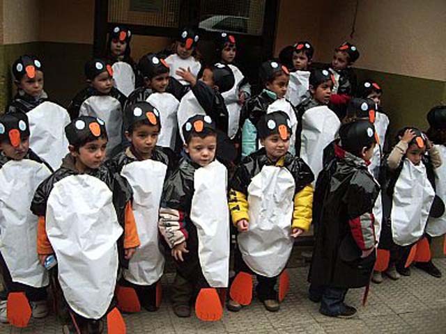   Disfraz de pinguino con bolsas de basura negras