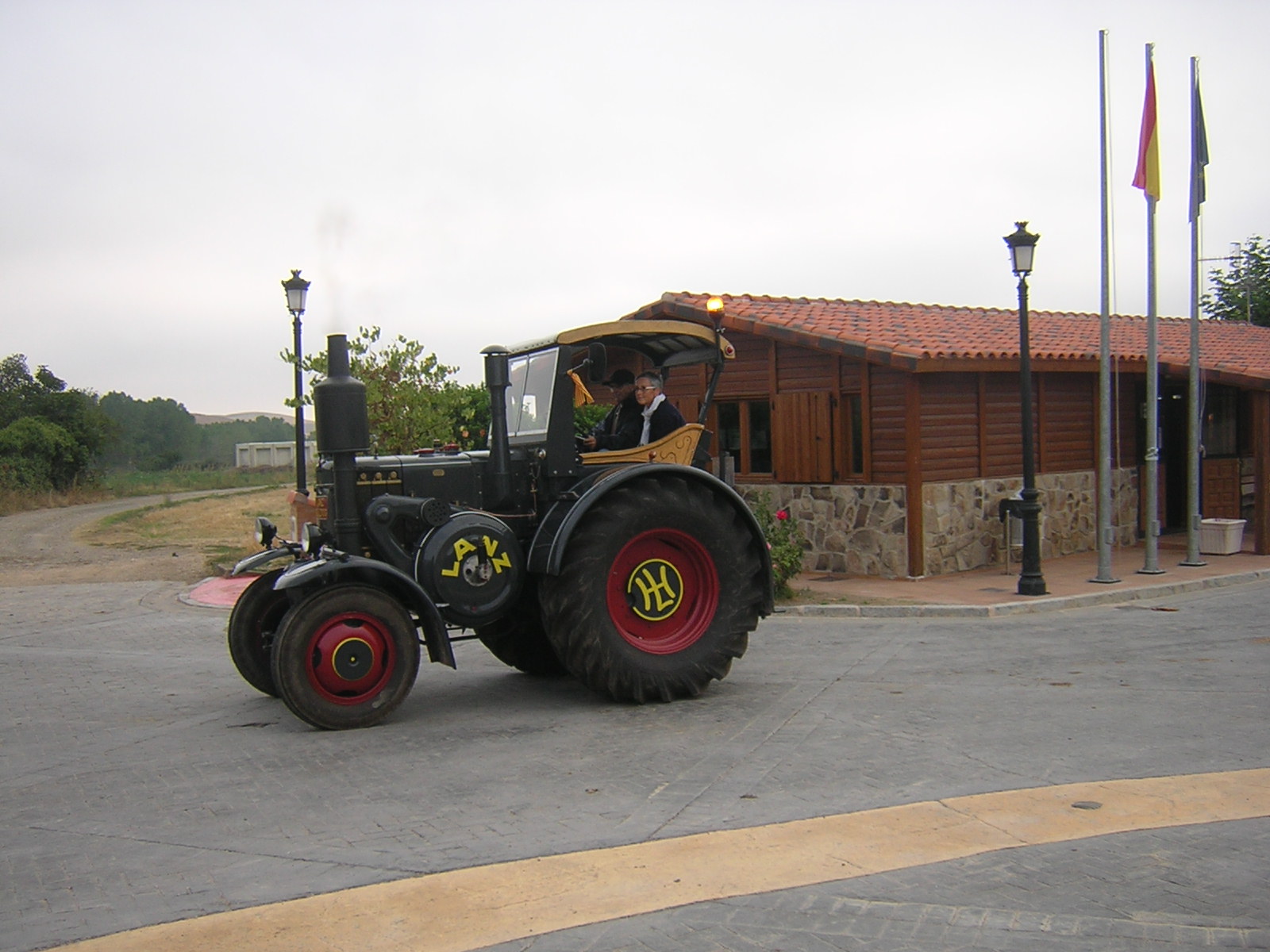 [lanz+con+cabina+madera.JPG]