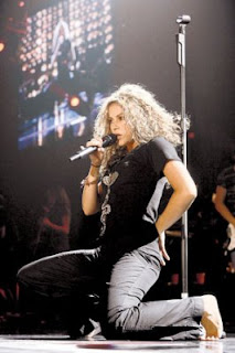 Shakira descalza durante un concierto