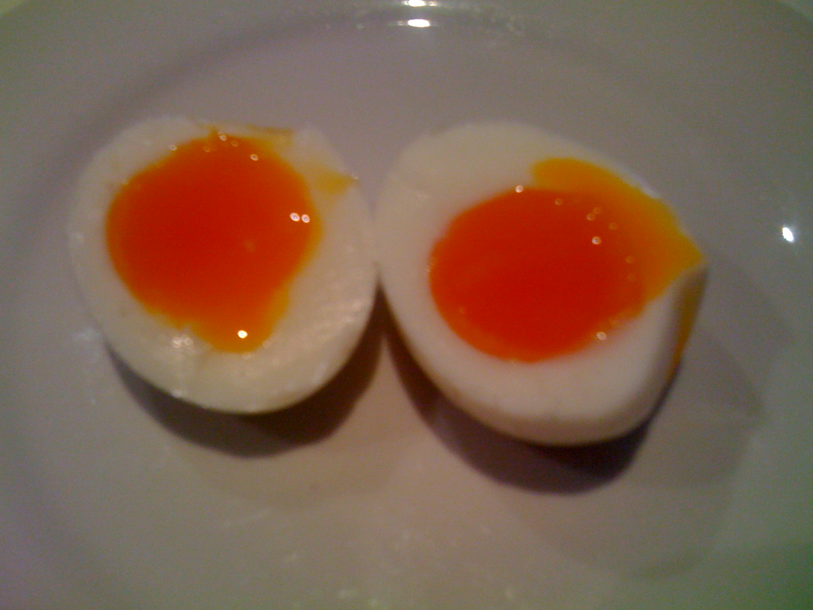 Плотное яичко. Желток яйца. Оранжевый желток. Цвет желтка домашних яиц. Оранжевое яйцо.