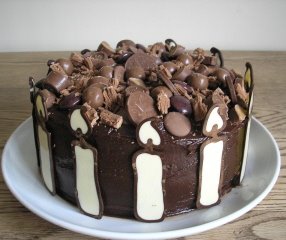 [Chocolate+Overload+Cake+7.jpg]