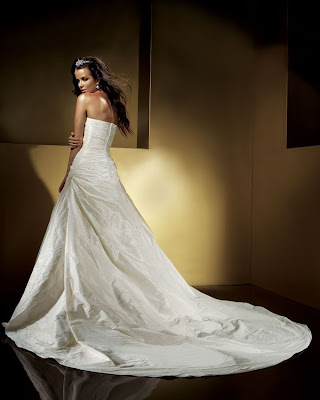 beautiful-wedding-dress-with-long-skirt42685.jpg