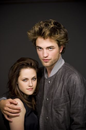 kristen stewart and robert pattinson kissing in new moon. and “New Moon” kisses left