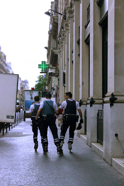 Roller blading gendarmes, paris