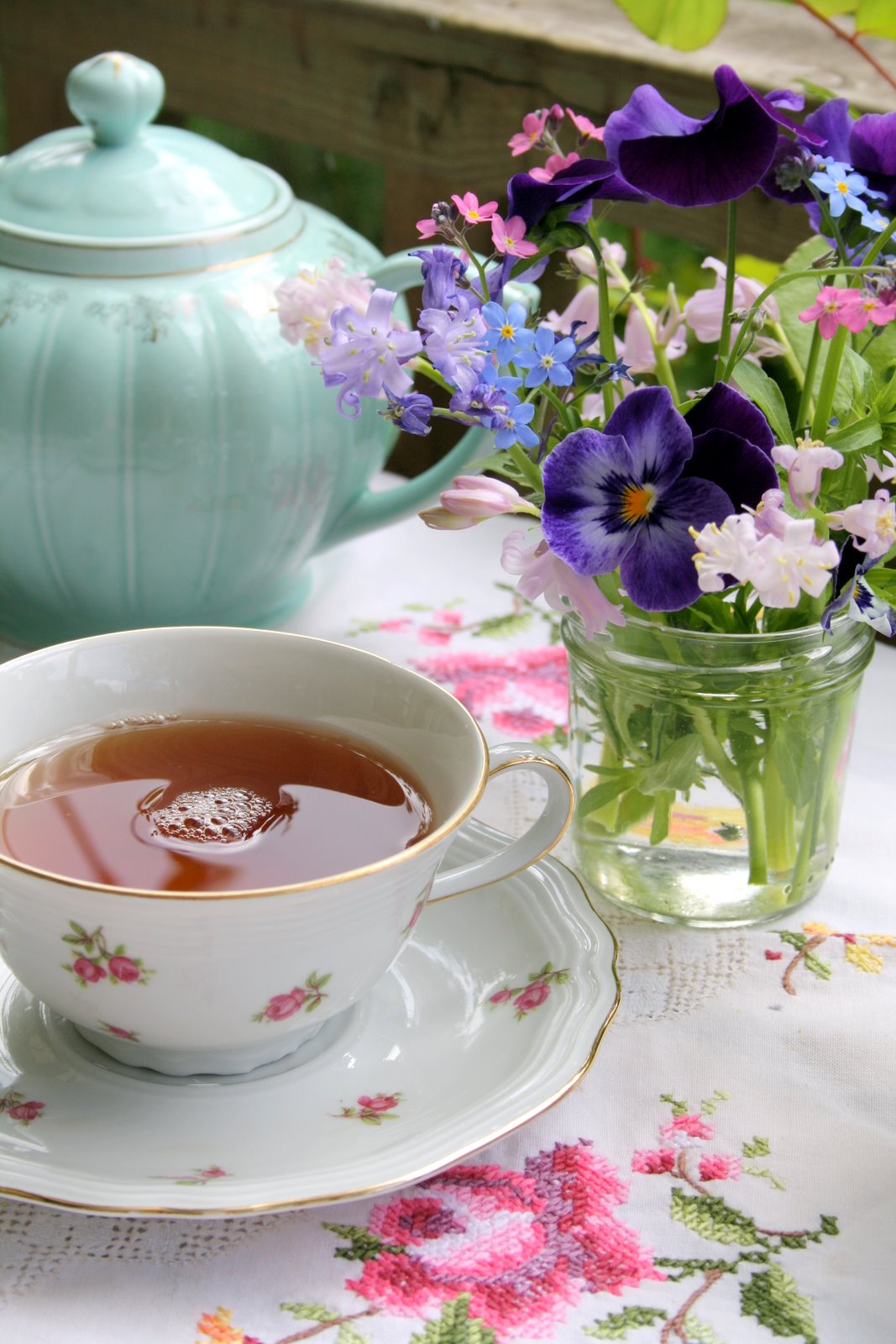 Madelief Tea in the garden