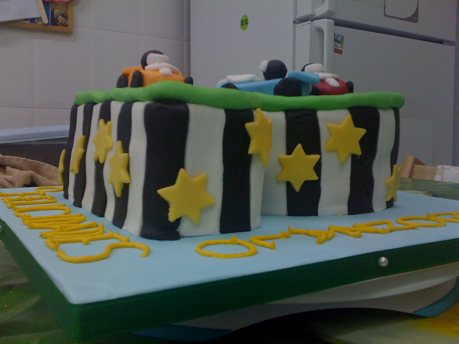 TARTAS HECHAS CON AMOR Tarta de coches carreras
