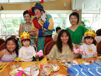 A pose with the clown at Makan Makan Coffee House, Coronade Hotel