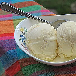 Una vista general de dos bolas de helado de chocolate blanco en un bol blanco.