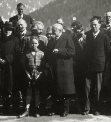 Paul Tillich (re) en Einstein (achter meisje) tijdens conferentie in Davos op 28 maart 1928