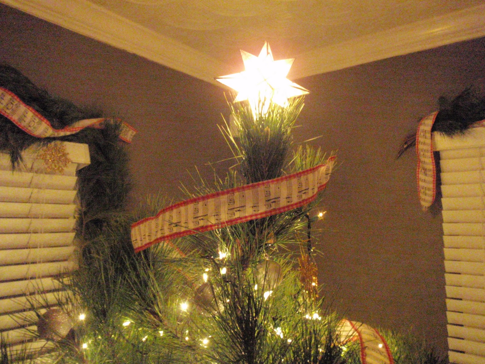 Hammers and High Heels: O Christmas Tree, O Christmas Tree (2010)!