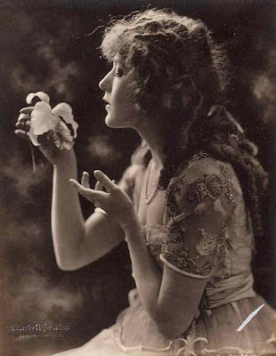 time the producer of the play gave Gladys the stage name Mary Pickford