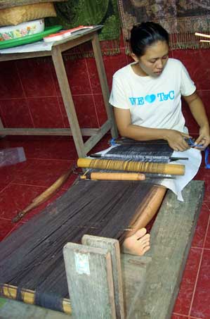 weaving tradtional doubvle Ikat