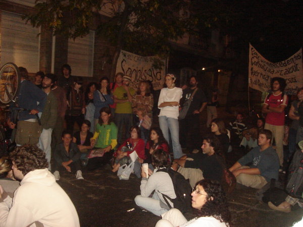 Viernes 31 de marzo de 2008, fin de la toma a Decanto Humanidades y asamblea frente al Rectorado.
