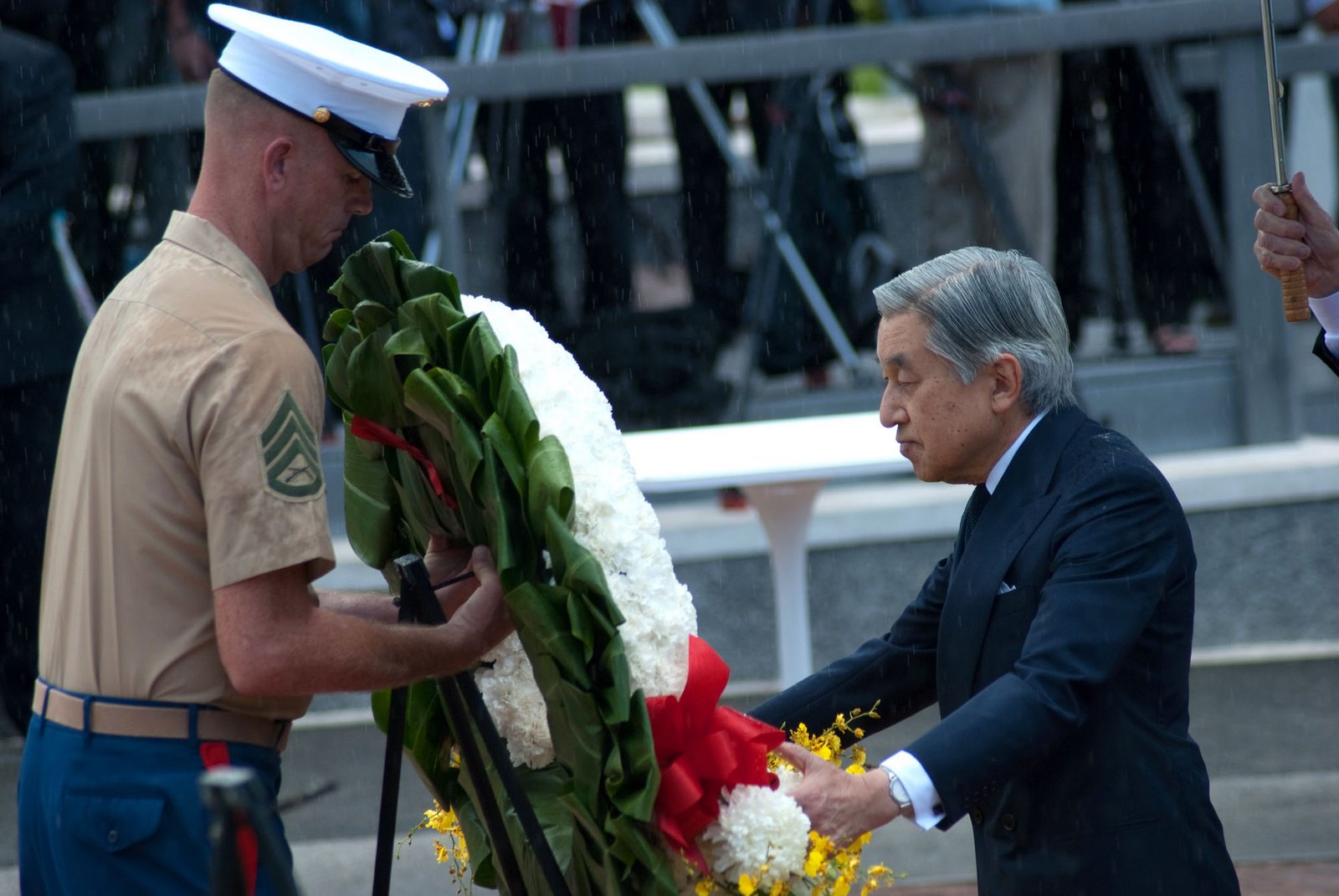 [Emperor+Akihito+090715-M-9161A-007.jpg]