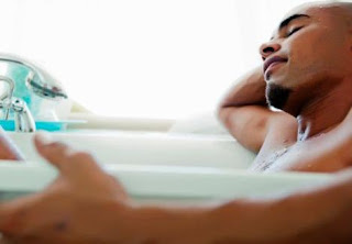 i am tha unpretentious narcissist: men don't take baths..