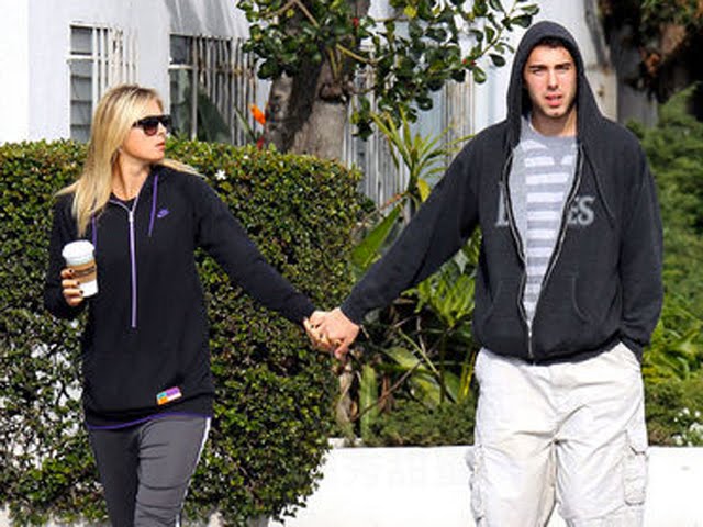 Wallpaper Picture Arts: Intimate photographs of Sharapova and her fiance