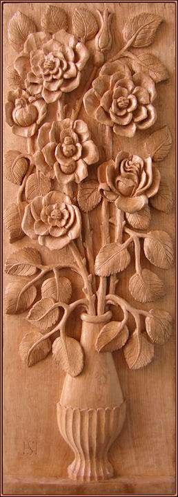 Tamaño: 65 x 23 cm. Madera de arce Jarrón con flores. Talla en madera