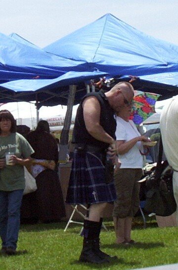 [Flagstaff+Celtic+fest_1450men+in+kilts3.JPG]